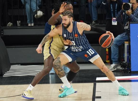 ISTANBUL, TURKEY - NOVEMBER 20: Isaia Cordinier (10) of Anadolu Efes Istanbul and Miles Cole (L) of FC Barcelona, Barca in action during the EuroLeague Regular Season Round 12 match between Anadolu Efes Istanbul and FC Barcelona at Turkcell Basketball Development Center on November 20, 2025 in Istanbul, Turkey. Istanbul Turkey Copyright: xSeskimphotox AEfes-Barca-201125 (110)