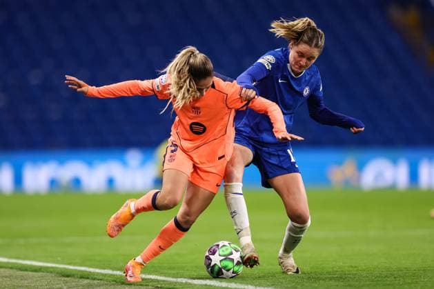 Chelsea v Barcelona 20 November 2025, London - UEFA Women s Champions League - Chelsea v Barcelona - Laia Aleixandri of Barcelona and Wieke Kaptein of Chelsea - Photo: Jacques Feeney Offside. London UK Copyright: xJacquesxFeeneyx xOffsidexOffside