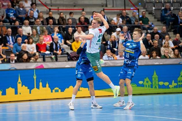 Handball I Herren I Saison 2025-2026 I Bundesliga I 13. Spieltag I TVB Stuttgart - GWD Minden I 20.11.2025 Niclas Benedict Heitkamp (23, GWD Minden) im Wurf Stuttgart Porsche Arena Baden-Württemberg Deutschland Copyright: xLobeca MaxxPetershansx
