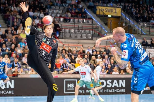 Handball I Herren I Saison 2025-2026 I Bundesliga I 13. Spieltag I TVB Stuttgart - GWD Minden I 20.11.2025 Malte Semisch (1, GWD Minden) im Tor bei einem Wurf von Patrick Zieker (25, TVB Stuttgart) Stuttgart Porsche Arena Baden-Württemberg Deutschland Copyright: xLobeca MaxxPetershansx