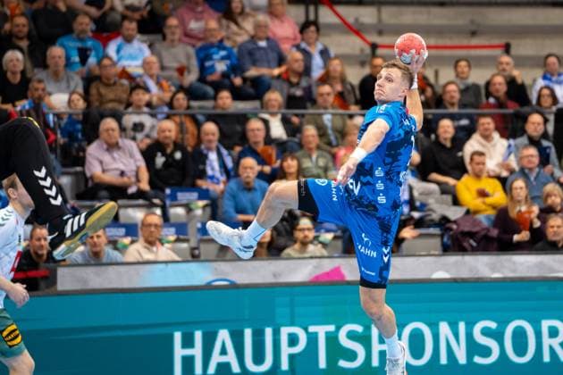 Handball I Herren I Saison 2025-2026 I Bundesliga I 13. Spieltag I TVB Stuttgart - GWD Minden I 20.11.2025 Simone Mengon (15, TVB Stuttgart) im Wurf Stuttgart Porsche Arena Baden-Württemberg Deutschland Copyright: xLobeca MaxxPetershansx