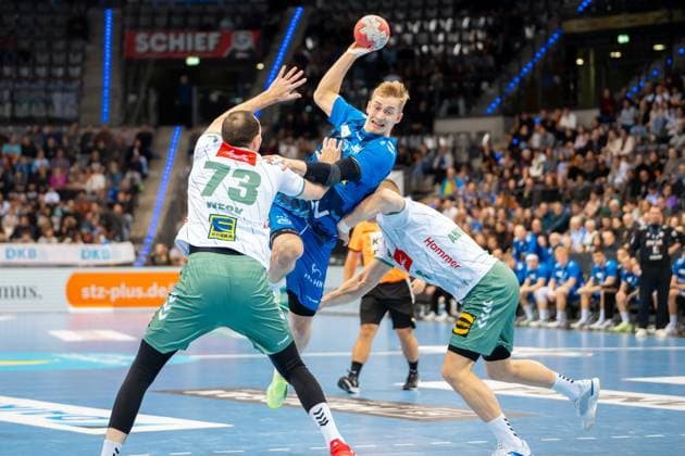 Handball I Herren I Saison 2025-2026 I Bundesliga I 13. Spieltag I TVB Stuttgart - GWD Minden I 20.11.2025 Torben Matzken (22, TVB Stuttgart) verteidigt von Alexander Weck (73, GWD Minden) Stuttgart Porsche Arena Baden-Württemberg Deutschland Copyright: xLobeca MaxxPetershansx