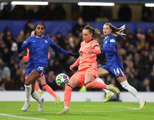 Cheslea Women v Barcelona Femen’, London, UK - 20 Nov 2025 Ewa Pajor of Barcelona Femen’ shoots at goal during the UEFA Women s Champions League match between Chelsea Women and Barcelona Femen’ on 20th November 2025 at Stamford Bridge, London London Stamford Bridge London GBR Copyright: xJoshxSmith PPAUKx PPA-230759