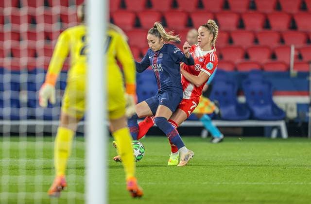 FRA, Paris, Paris St. Germain vs FC Bayern München, Women s Champions League, UEFA, Saison 2526, Parc des Princes, 4. Spieltag im Bild v.l.n.r: Zweikampf Olga Carmona (Paris Saint-Germain 77), Giulia Gwinn (Bayern München 7) DFB DFL REGULATIONS PROHIBIT ANY USE OF PHOTOGRAPHS AS IMAGE SEQUENCES AND OR QUASI-VIDEO, 20.11.2025 Copyright: HMBxMedia HendrikxHamelau