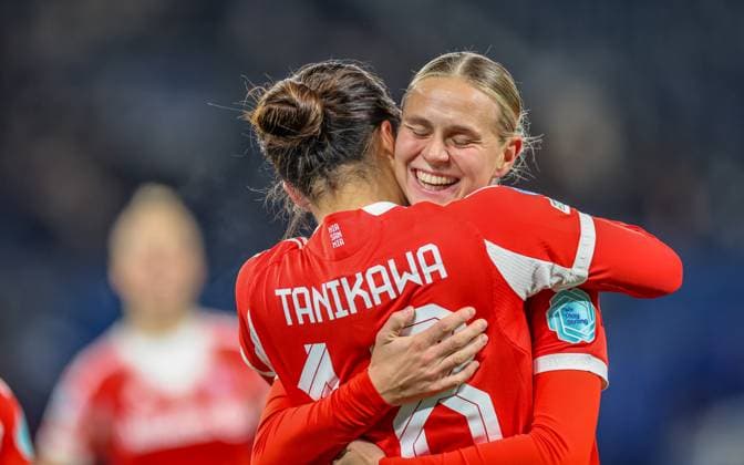 FRA, Paris, Paris St. Germain vs FC Bayern München, Women s Champions League, UEFA, Saison 2526, Parc des Princes, 4. Spieltag im Bild: Momoko Tanikawa (Bayern München 18), Tor und Jubel, Klara Bühl (Bayern München 17) DFB DFL REGULATIONS PROHIBIT ANY USE OF PHOTOGRAPHS AS IMAGE SEQUENCES AND OR QUASI-VIDEO, 20.11.2025 Copyright: HMBxMedia HendrikxHamelau