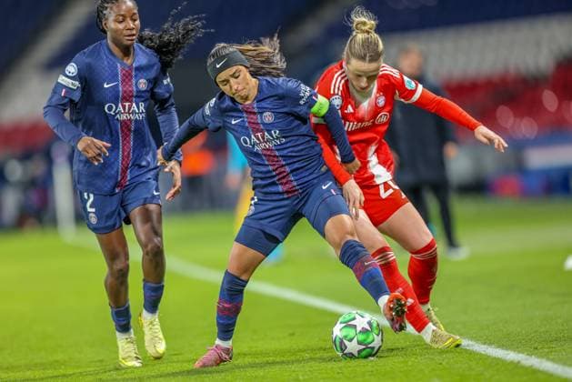 FRA, Paris, Paris St. Germain vs FC Bayern München, Women s Champions League, UEFA, Saison 2526, Parc des Princes, 4. Spieltag im Bild v.l.n.r: Sakina Karchaoui (Paris Saint-Germain 7), Franziska Kett (Bayern München 20) DFB DFL REGULATIONS PROHIBIT ANY USE OF PHOTOGRAPHS AS IMAGE SEQUENCES AND OR QUASI-VIDEO, 20.11.2025 Copyright: HMBxMedia HendrikxHamelau