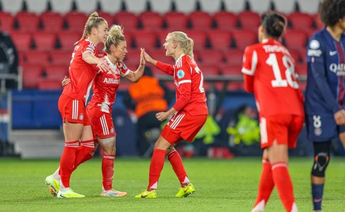 FRA, Paris, Paris St. Germain vs FC Bayern München, Women s Champions League, UEFA, Saison 2526, Parc des Princes, 4. Spieltag im Bild: Tor und Jubel, Giulia Gwinn (Bayern München 7), Linda Dallmann (Bayern München 10), Pernille Harder (Bayern München 21) DFB DFL REGULATIONS PROHIBIT ANY USE OF PHOTOGRAPHS AS IMAGE SEQUENCES AND OR QUASI-VIDEO, 20.11.2025 Copyright: HMBxMedia HendrikxHamelau