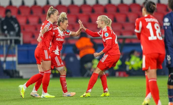 FRA, Paris, Paris St. Germain vs FC Bayern München, Women s Champions League, UEFA, Saison 2526, Parc des Princes, 4. Spieltag im Bild: Tor und Jubel, Giulia Gwinn (Bayern München 7), Linda Dallmann (Bayern München 10), Pernille Harder (Bayern München 21) DFB DFL REGULATIONS PROHIBIT ANY USE OF PHOTOGRAPHS AS IMAGE SEQUENCES AND OR QUASI-VIDEO, 20.11.2025 Copyright: HMBxMedia HendrikxHamelau