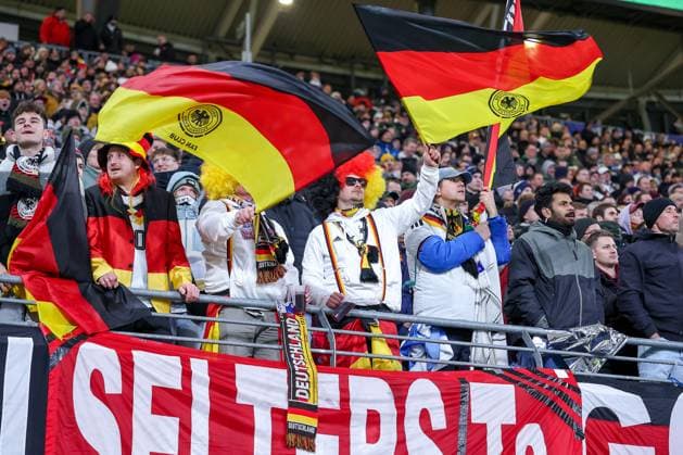 17.11.2025, Fußball, Länderspiel, WM-Qualifikation Europa, Deutschland - Slowakei, Red Bull Arena (Leipzig), 10. Spieltag, Saison 2025 2026: Fans jubeln auf der Tribüne Regulations prohibit any use of photographs as image sequences and or quasi-video. Sachsen Deutschland *** 17 11 2025, Football, International match, World Cup Qualification Europe, Germany Slovakia, Red Bull Arena Leipzig , Matchday 10, Season 2025 2026 Fans cheering in the stands Regulations prohibit any use of photographs as image sequences and or quasi video Saxony Germany