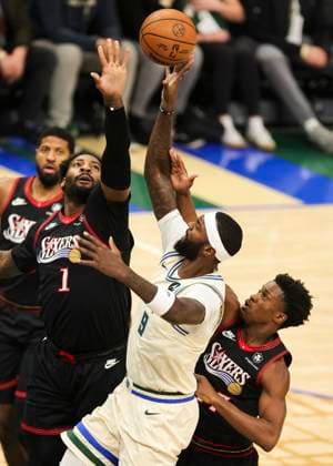 (251121) -- MILWAUKEE, Nov. 21, 2025 -- Milwaukee Bucks Bobby Portis (2nd R) shoots the ball during the 2025-2026 NBA, Basketball Herren, USA regular season game between Milwaukee Bucks and Philadelphia 76ers in Milwaukee, the United States, on Nov. 20, 2025. (Photo by Xinhua) (SP)U.S.-MILWAUKEE-BASKETBALL-NBA-BUCKS VS 76ERS JoelxLerner 