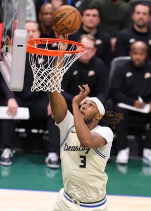 (251121) -- MILWAUKEE, Nov. 21, 2025 -- Milwaukee Bucks Myles Turner goes to the basket during the 2025-2026 NBA, Basketball Herren, USA regular season game between Milwaukee Bucks and Philadelphia 76ers in Milwaukee, the United States, on Nov. 20, 2025. (Photo by Xinhua) (SP)U.S.-MILWAUKEE-BASKETBALL-NBA-BUCKS VS 76ERS JoelxLerner 