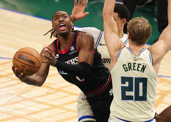 (251121) -- MILWAUKEE, Nov. 21, 2025 -- Philadelphia 76ers Tyrese Maxey (L) competes during the 2025-2026 NBA, Basketball Herren, USA regular season game between Milwaukee Bucks and Philadelphia 76ers in Milwaukee, the United States, on Nov. 20, 2025. (Photo by Xinhua) (SP)U.S.-MILWAUKEE-BASKETBALL-NBA-BUCKS VS 76ERS JoelxLerner 