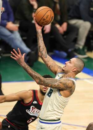 (251121) -- MILWAUKEE, Nov. 21, 2025 -- Milwaukee Bucks Kyle Kuzma (R) drives to the basket during the 2025-2026 NBA, Basketball Herren, USA regular season game between Milwaukee Bucks and Philadelphia 76ers in Milwaukee, the United States, on Nov. 20, 2025. (Photo by Xinhua) (SP)U.S.-MILWAUKEE-BASKETBALL-NBA-BUCKS VS 76ERS JoelxLerner 