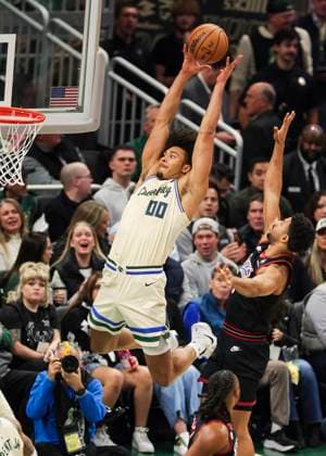 (251121) -- MILWAUKEE, Nov. 21, 2025 -- Milwaukee Bucks Jericho Sims (L) dunks during the 2025-2026 NBA, Basketball Herren, USA regular season game between Milwaukee Bucks and Philadelphia 76ers in Milwaukee, the United States, on Nov. 20, 2025. (Photo by Xinhua) (SP)U.S.-MILWAUKEE-BASKETBALL-NBA-BUCKS VS 76ERS JoelxLerner 
