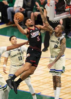 (251121) -- MILWAUKEE, Nov. 21, 2025 -- Philadelphia 76ers Quentin Grimes (top L) drives to the basket during the 2025-2026 NBA, Basketball Herren, USA regular season game between Milwaukee Bucks and Philadelphia 76ers in Milwaukee, the United States, on Nov. 20, 2025. (Photo by Xinhua) (SP)U.S.-MILWAUKEE-BASKETBALL-NBA-BUCKS VS 76ERS JoelxLerner 
