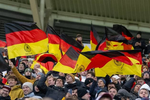 17.11.2025, Fussball: Laenderspiel, WM Qualifikation, Gruppe A, Saison 2025 2026, Deutschland - Slowakei in der Red Bull Arena in Leipzig. Die Fans lassen Deutsche Fahnen nach dem Sieg wehen. Wichtiger Hinweis: Gemaess den Vorgaben der FIFA bzw. der UEFA ist es untersagt, in dem Stadion und oder vom Spiel angefertigte Fotoaufnahmen in Form von Sequenzbildern und oder videoaehnlichen Fotostrecken zu verwerten bzw. verwerten zu lassen. Foto: Kirchner-Media TH *** 17 11 2025, Soccer match, World Cup Qualification, Group A, Season 2025 2026, Germany Slovakia in the Red Bull Arena in Leipzig The fans let the German flags fly after the victory Important note According to FIFA and UEFA regulations, it is prohibited to use or have used photographs taken in the stadium and or of the match in the form of sequential images and or video-like photo series Foto Kirchner Media TH Copyright: xKirchner-Media THx