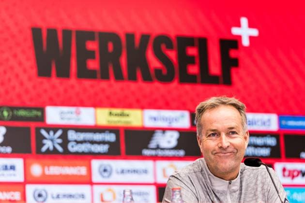 1. Fußball-Bundesliga: Pressekonferenz Bayer 04 Leverkusen; 21.11.2025 Kasper Hjulmand (Cheftrainer Bayer 04 Leverkusen) 1. Fußball Bundesliga: Pressekonferenz Bayer 04 Leverkusen vor dem Bundesligaspiel gegen den VfL Wolfsburg, Leverkusen, BayArena am 21.11.2025 *** 1 Soccer Bundesliga Press Conference Bayer 04 Leverkusen 21 11 2025 Kasper Hjulmand Head Coach Bayer 04 Leverkusen 1 Soccer Bundesliga Press Conference Bayer 04 Leverkusen before the Bundesliga match against VfL Wolfsburg, Leverkusen, BayArena on 21 11 2025 Copyright: xBEAUTIFULxSPORTS Wunderlx