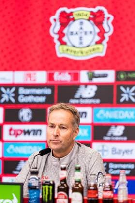 1. Fußball-Bundesliga: Pressekonferenz Bayer 04 Leverkusen; 21.11.2025 Kasper Hjulmand (Cheftrainer Bayer 04 Leverkusen) 1. Fußball Bundesliga: Pressekonferenz Bayer 04 Leverkusen vor dem Bundesligaspiel gegen den VfL Wolfsburg, Leverkusen, BayArena am 21.11.2025 Copyright: xBEAUTIFULxSPORTS Wunderlx