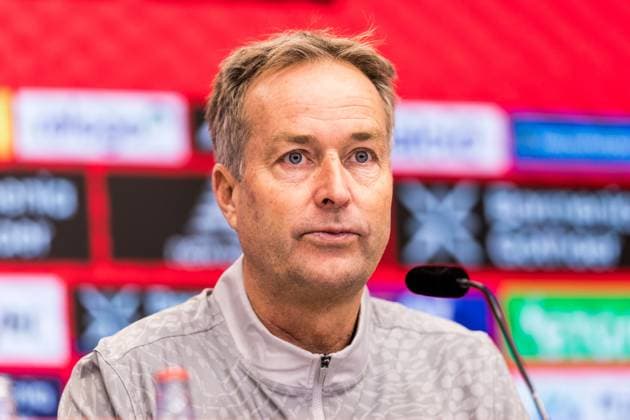 1. Fußball-Bundesliga: Pressekonferenz Bayer 04 Leverkusen; 21.11.2025 Kasper Hjulmand (Cheftrainer Bayer 04 Leverkusen) 1. Fußball Bundesliga: Pressekonferenz Bayer 04 Leverkusen vor dem Bundesligaspiel gegen den VfL Wolfsburg, Leverkusen, BayArena am 21.11.2025 Copyright: xBEAUTIFULxSPORTS Wunderlx