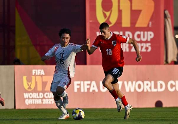 Austria v Japan : Quarter-final- FIFA U-17 World Cup Qatar 2025 Makoto Himeno of Japan and Vasilije Markovic of Austria in action during the FIFA U-17 World Cup Qatar 2025 Quarter-final match between Austria and Japan in Doha, Qatar, on November 21, 2025. DOHA Qatar Copyright: xNOUSHADxTHEKKAYILx