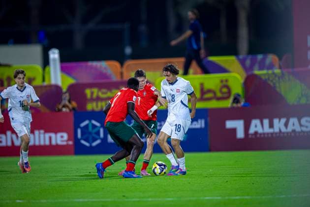 Fussball FIFA WM U17, U 17 U 17 Weltmeisterschaft Katar 2025, Portugal vs Schweiz - Viertelfinale: Adrien Llukes (Schweiz, 18) Daniel Banjaqui (Portugal, 2) Duarte Cunha (Portugal, 7) Copyright: xRedhaxHosnixSegganix