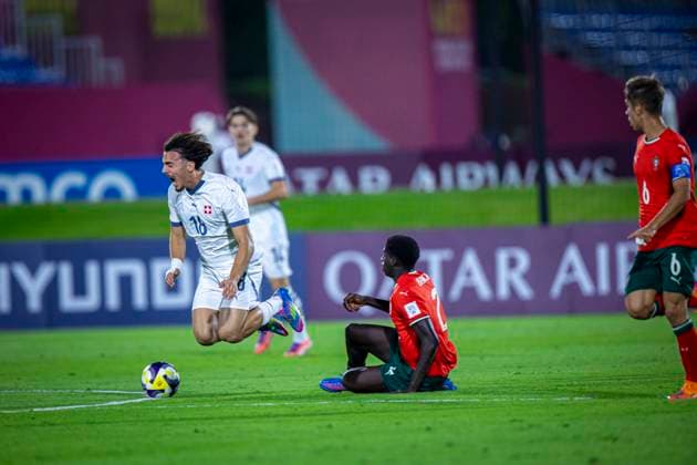 Fussball FIFA WM U17, U 17 U 17 Weltmeisterschaft Katar 2025, Portugal vs Schweiz - Viertelfinale: Adrien Llukes (Schweiz, 18) Daniel Banjaqui (Portugal, 2) Copyright: xRedhaxHosnixSegganix