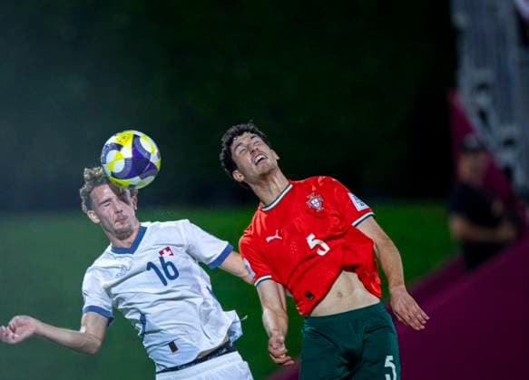 Fussball FIFA WM U17, U 17 U 17 Weltmeisterschaft Katar 2025, Portugal vs Schweiz - Viertelfinale: Marco Correia (Schweiz, 16) Jose Neto (Portugal, 5) Copyright: xRedhaxHosnixSegganix