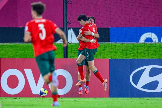 Fussball FIFA WM U17, U 17 U 17 Weltmeisterschaft Katar 2025, Portugal vs Schweiz - Viertelfinale: Tor und Torjubel zum 1:0 durch Mateus Mide (Portugal, 10) Freude, Emotionen, Jubel mit Jose Neto (Portugal, 5) Copyright: xRedhaxHosnixSegganix