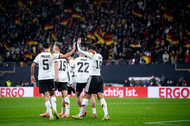 Aleksandar Pavlovic (Deutschland, 05), Nico Schlotterbeck (Deutschland, 15), David Raum (Deutschland, 22), Leroy Sane (Deutschland, 19) und Team jubeln ueber das Tor zum 4:0, GER, Deutschland vs Slowakei, Fussball, Herren, WM-Qualifikation Europa, 6. Spieltag, Spielzeit 2025 2026, 17.11.2025 GER, Deutschland vs Slowakei, Fussball, Herren, WM-Qualifikation Europa, 6. Spieltag, Spielzeit 2025 2026, 17.11.2025 Leipzig *** Aleksandar Pavlovic Germany, 05 , Nico Schlotterbeck Germany, 15 , David Raum Germany, 22 , Leroy Sane Germany, 19 and team celebrate the goal for 4 0, GER, Germany vs Slovakia, Football, Men, World Cup Qualification Europe, Matchday 6, Season 2025 2026, 17 11 2025 GER, Germany vs Slovakia, Football, Men, World Cup Qualification Europe, Matchday 6, Season 2025 2026, 17 11 2025 Leipzig Copyright: xEibner-Pressefoto Memmlerx EP_MMR