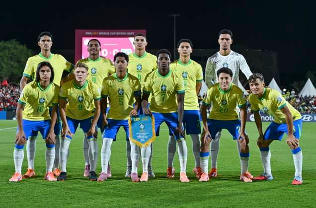 Morocco v Brazil : Quarter-final- FIFA U-17 World Cup Qatar 2025 Starting players of Brazil pose for a group photo prior to the FIFA U-17 World Cup Qatar 2025 Quarter-final match between Morocco and Brazil in Doha, Qatar, on November 21, 2025. DOHA Qatar Copyright: xNOUSHADxTHEKKAYILx