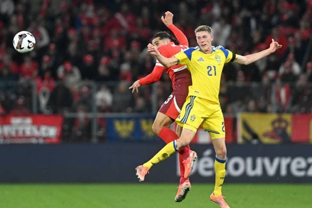 RICARDO RODRIGUEZ, Svizzera, ALEXANDER BERNHARDSSON, Svezia, World Cup 2026 Qualifying, Switzerland-Sweden 4-1, azione, action, contrasto QUALIFICAZIONI MONDIALI 2026 SVIZZERA-SVEZIA 4-1