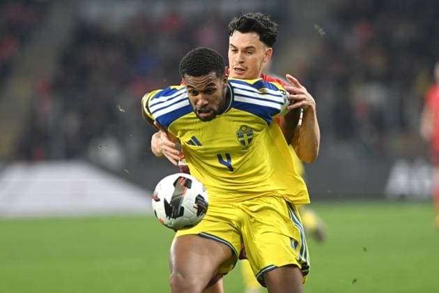 ISAK HIEN, Svezia, FABIAN RIEDER, Svizzera, World Cup 2026 Qualifying, Switzerland-Sweden 4-1, azione, action, contrasto QUALIFICAZIONI MONDIALI 2026 SVIZZERA-SVEZIA 4-1