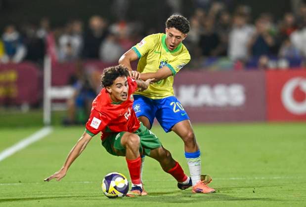 Morocco v Brazil : Quarter-final- FIFA U-17 World Cup Qatar 2025 Felipe Morais of Brazil and Oualid Ibn Salah of Morocco in action during the FIFA U-17 World Cup Qatar 2025 Quarter-final match between Morocco and Brazil in Doha, Qatar, on November 21, 2025. DOHA Qatar Copyright: xNOUSHADxTHEKKAYILx