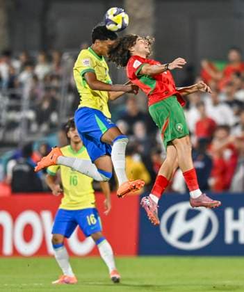 Morocco v Brazil : Quarter-final- FIFA U-17 World Cup Qatar 2025 Luccas Ramon of Brazil and Zakari El Khalfioui of Morocco in action during the FIFA U-17 World Cup Qatar 2025 Quarter-final match between Morocco and Brazil in Doha, Qatar, on November 21, 2025. DOHA Qatar Copyright: xNOUSHADxTHEKKAYILx