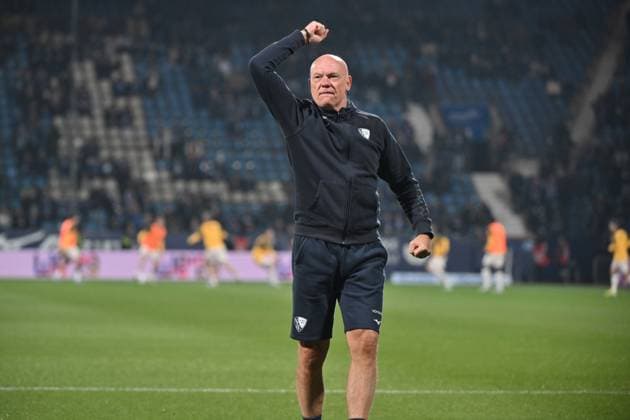 Trainer Uwe Rösler (VfL Bochum) feuert vor dem Spiel die Fans an 21.11.2025, Fussball 2. Bundesliga, Saison 2025 2026, 13. Spieltag, VfL Bochum - Dynamo Dresden DFL regulations prohibit any use of photographs as image sequences and or quasi-video Bochum Vonovia Ruhrstadion Nordrhein Westfalen Deutschland