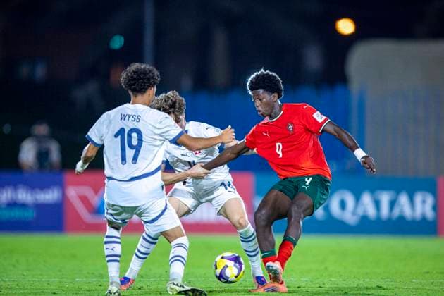 Fussball FIFA WM U17, U 17 U 17 Weltmeisterschaft Katar 2025, Portugal vs Schweiz - Viertelfinale: Anisio Cabral (Portugal, 9) Erblin Sadikaj (Schweiz, 14) Sandro Wyss (Schweiz, 19) Copyright: xRedhaxHosnixSegganix
