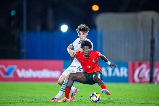 Fussball FIFA WM U17, U 17 U 17 Weltmeisterschaft Katar 2025, Portugal vs Schweiz - Viertelfinale: Anisio Cabral (Portugal, 9) Erblin Sadikaj (Schweiz, 14) Copyright: xRedhaxHosnixSegganix