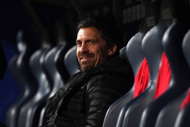 Trainer Thomas Stamm (Dynamo Dresden) schaut waehrend des Spiels der 2. Bundesliga zwischen VfL Bochum und Dynamo Dresden, Vonovia Ruhrstadion am 21. November 2025 in Bochum, Deutschland. (Foto von Ralf Treese DeFodi Images) +++ Trainer Thomas Stamm (Dynamo Dresden) looks on during the 2. Bundesliga match between VfL Bochum and Dynamo Dresden at Vonovia Ruhrstadion on November 21, 2025 in Bochum, Germany. (Photo by Ralf Treese DeFodi Images) (Photo by Ralf Treese DeFodi Images)