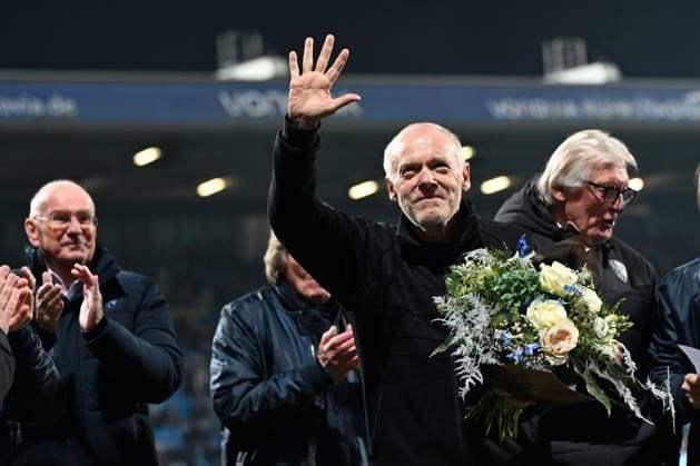 Tiger Hermann Gerland gestikuliert, gestik, Ehrung waehrend des Spiels der 2. Bundesliga zwischen VfL Bochum und Dynamo Dresden, Vonovia Ruhrstadion am 21. November 2025 in Bochum, Deutschland. (Foto von Ralf Treese DeFodi Images) +++ Tiger Hermann Gerland gestures during the 2. Bundesliga match between VfL Bochum and Dynamo Dresden at Vonovia Ruhrstadion on November 21, 2025 in Bochum, Germany. (Photo by Ralf Treese DeFodi Images) (Photo by Ralf Treese DeFodi Images) *** Tiger Hermann Gerland gestures, gestures, tribute during the 2 Bundesliga match between VfL Bochum and Dynamo Dresden, Vonovia Ruhrstadion on November 21, 2025 in Bochum, Germany Photo by Ralf Treese DeFodi Images Tiger Hermann Gerland gestures during the 2 Bundesliga match between VfL Bochum and Dynamo Dresden at Vonovia Ruhrstadion on November 21, 2025 in Bochum, Germany Photo by Ralf Treese DeFodi Images Photo by Ralf Treese DeFodi Images
