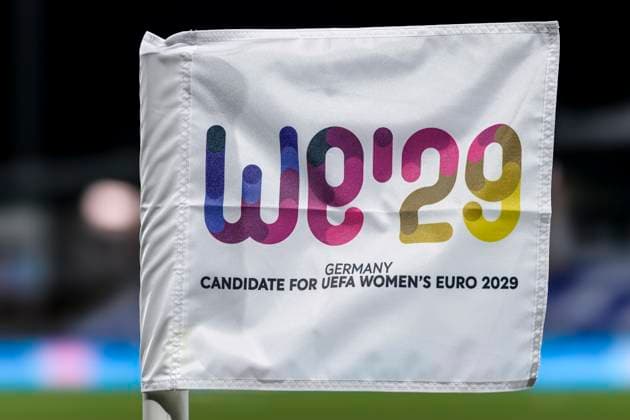 Eine Eckfahne weht im Wind, zum Aktionsspieltag des DFB nach dem Motto: WE29 - Together WE Rise, Bewerbung zur Ausrichtung der UEFA Women s EURO 2029 in Deutschland, Symbolfoto, Symbolbild, Symbol , Einzelbild, Einzelfoto, Aktion, Action, 21.11.2025, Sinsheim (Deutschland), Fussball, 3. Liga, TSG 1899 Hoffenheim II - MSV Duisburg, DFB DFL REGULATIONS PROHIBIT ANY USE OF PHOTOGRAPHS AS IMAGE SEQUENCES AND OR QUASI-VIDEO.