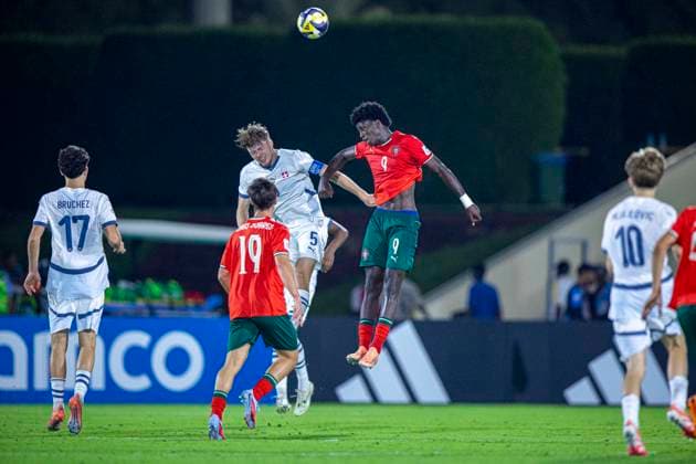 Fussball FIFA WM U17, U 17 U 17 Weltmeisterschaft Katar 2025, Portugal vs Schweiz - Viertelfinale: Anisio Cabral (Portugal, 9) Gil Zufferey (Schweiz, 5) Copyright: xRedhaxHosnixSegganix