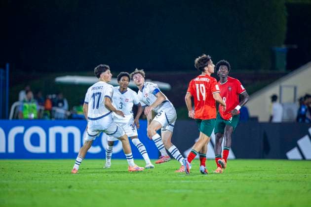 Fussball FIFA WM U17, U 17 U 17 Weltmeisterschaft Katar 2025, Portugal vs Schweiz - Viertelfinale: Gil Zufferey (Schweiz, 5) Olivier Mambwa (Schweiz, 3) Anisio Cabral (Portugal, 9) Copyright: xRedhaxHosnixSegganix