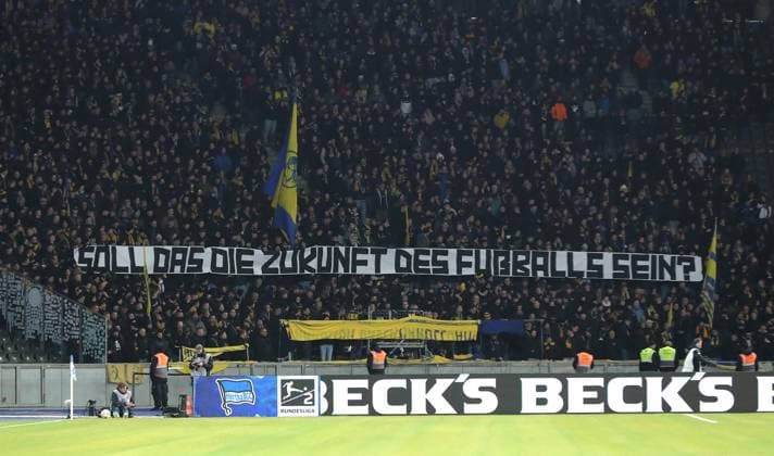 Plakat, Transparent der Braunschweiger Fans: soll das die Zukunft des Fussballs sein? Fußball Fussball DFL 2.Bundesliga Herren 13. Spieltag Saison 2025 2026 21.11.2025 Hertha BSC Berlin vs. Eintracht Braunschweig BTSV DFL regulations prohibit any use of photographs as image sequences and or quasi-video