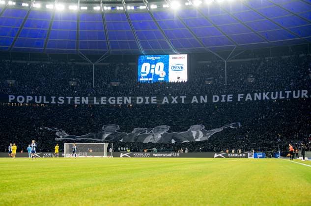 Fussball, Herren, Saison 2025 2026, 2. Bundesliga (13. Spieltag), Hertha BSC - Eintracht Braunschweig, die aktiven Fanszenen schweigen die ersten 12 Minuten aus Protest gegen mögliche Sicherheitsmaßnahmen, die auf der anstehenden Innenministerkonferenz beschlossen werden könnten: Populisten legen die Axt an die Fankultur¦soll das die Zukunft des Fußballs sein? Vereine wehrt euch für eure Fans, 21.11. 2025,