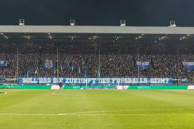 2. Bundesliga - VfL Bochum - SG Dynamo Dresden am 21.11.2025 im Vonovia Ruhrstadion in Bochum Die VfL Bochum Fans in der Ostkurve mit einem 12 minuten Protest - soll das die Zukunft des Fussballs sein