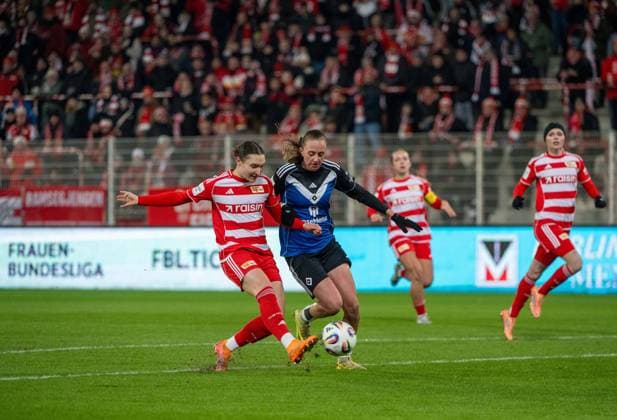 Fußball, Frauen, Saison 2025 2026, Google Pixel Frauen-Bundesliga (11. Spieltag), 1. FC Union Berlin - Hamburger SV, v. l. Sophie Weidauer (1. Frauen 1. FC Union), Victoria Schulz (Hamburger SV), 21.11. 2025, Copyright: xMatthiasxKochx