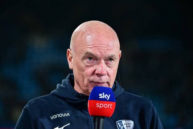 Uwe Roesler (Cheftrainer VfL Bochum), VfL Bochum vs. Dynamo Dresden, Fussball, 2. Bundesliga, 13. Spieltag, 21.11.2025 DFB regulations prohibit any use of photographs as image sequences and or quasi-video Bochum Nordrhein-Westfalen Deutschland