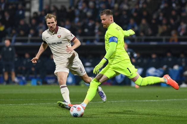 Vincent Vermeij (Dynamo Dresden) und Torwart Timo Horn (VfL Bochum) im Zweikampf waehrend des Spiels der 2. Bundesliga zwischen VfL Bochum und Dynamo Dresden, Vonovia Ruhrstadion am 21. November 2025 in Bochum, Deutschland. (Foto von Ralf Treese DeFodi Images) +++ Vincent Vermeij (Dynamo Dresden) und Torwart Timo Horn (VfL Bochum) battle for the ball during the 2. Bundesliga match between VfL Bochum and Dynamo Dresden at Vonovia Ruhrstadion on November 21, 2025 in Bochum, Germany. (Photo by Ralf Treese DeFodi Images) (Photo by Ralf Treese DeFodi Images)