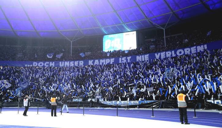 Plakat, Transparent der Herthafans: ...doch der Kampf ist nie verloren! Fußball Fussball DFL 2.Bundesliga Herren 13. Spieltag Saison 2025 2026 21.11.2025 Hertha BSC Berlin vs. Eintracht Braunschweig BTSV DFL regulations prohibit any use of photographs as image sequences and or quasi-video