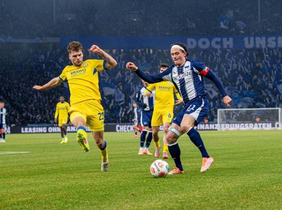 Fussball, Herren, Saison 2025 2026, 2. Bundesliga (13. Spieltag), Hertha BSC - Eintracht Braunschweig, v.l. Kevin Ehlers (Braunschweig), Fabian Reese (Hertha BSC), 21.11. 2025,